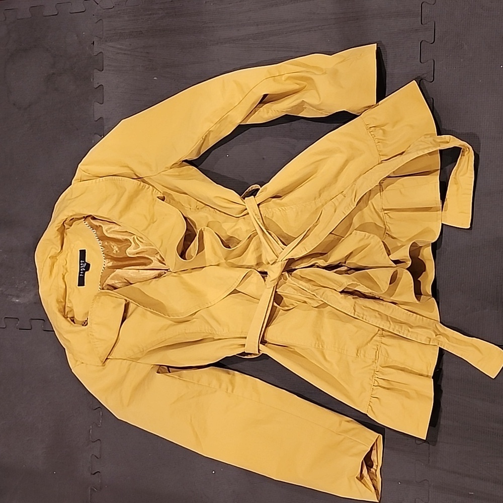 Trench with ruffles